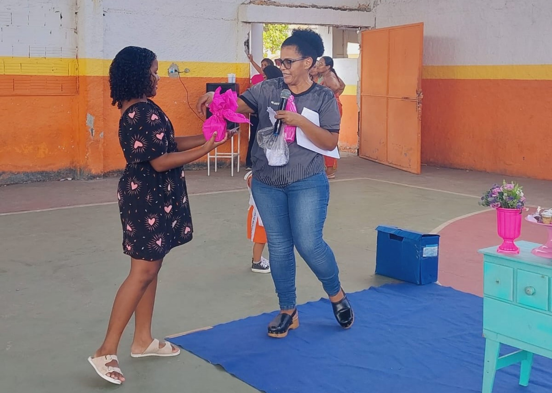 A diretora Vilma Menezes (microfone) destacou a import&acirc;ncia da semana para integra&ccedil;&atilde;o da comunidade escolar com a Creche Municipal Professor Jorge Victor de Almeida - Divulga&ccedil;&atilde;o