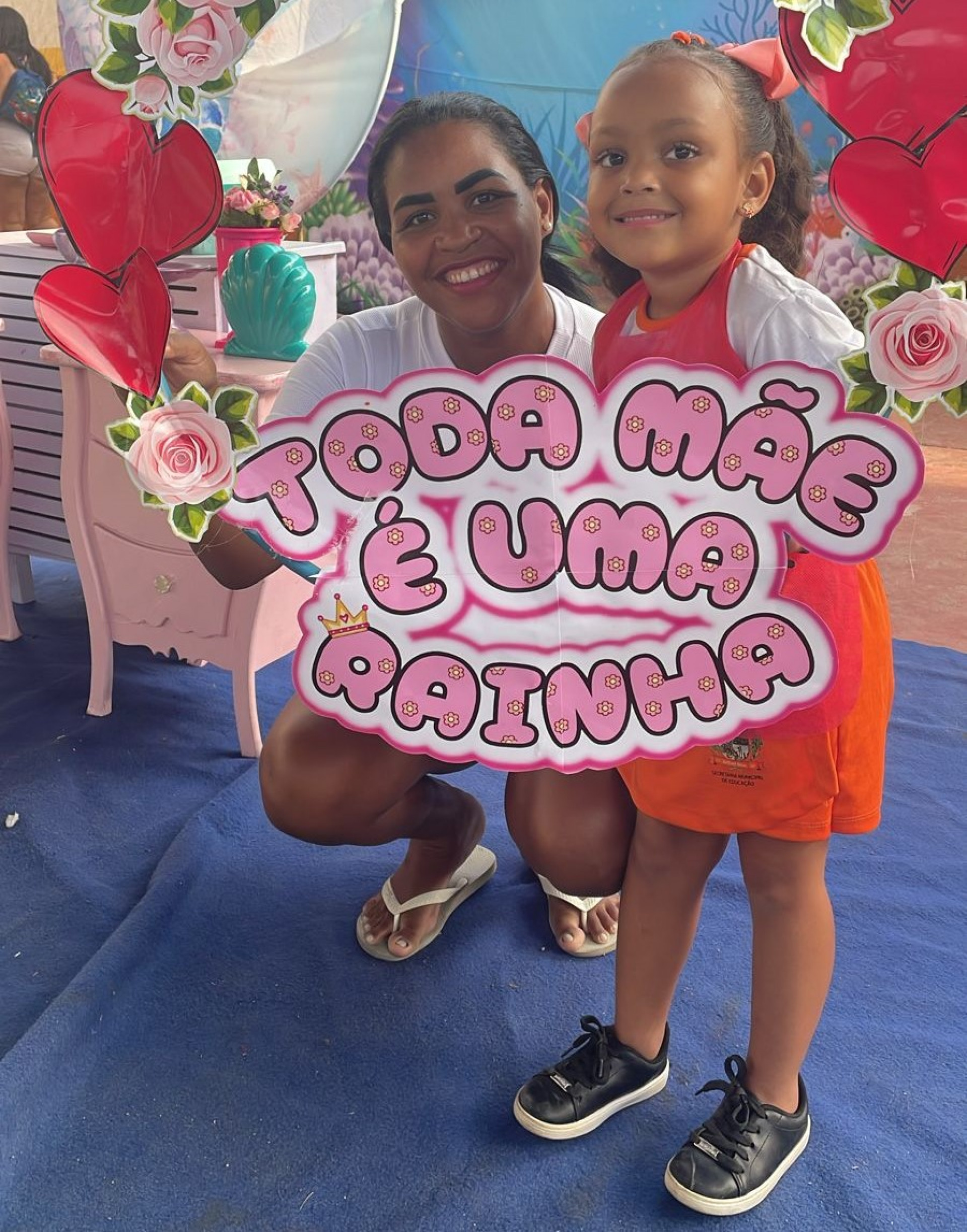 M&atilde;e e aluno felizes no encerramento da Semana da Fam&iacute;lia - Divulga&ccedil;&atilde;o