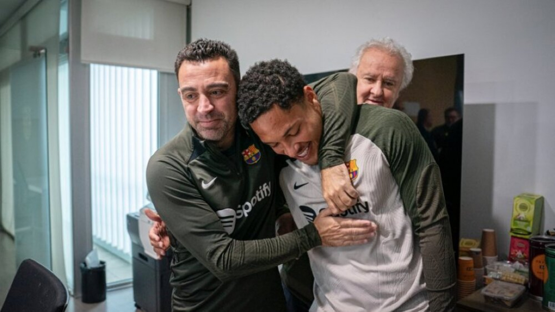 Xavi e Vitor Roque em primeiro treino do atacante no Barcelona - Divulga&ccedil;&atilde;o Barclona