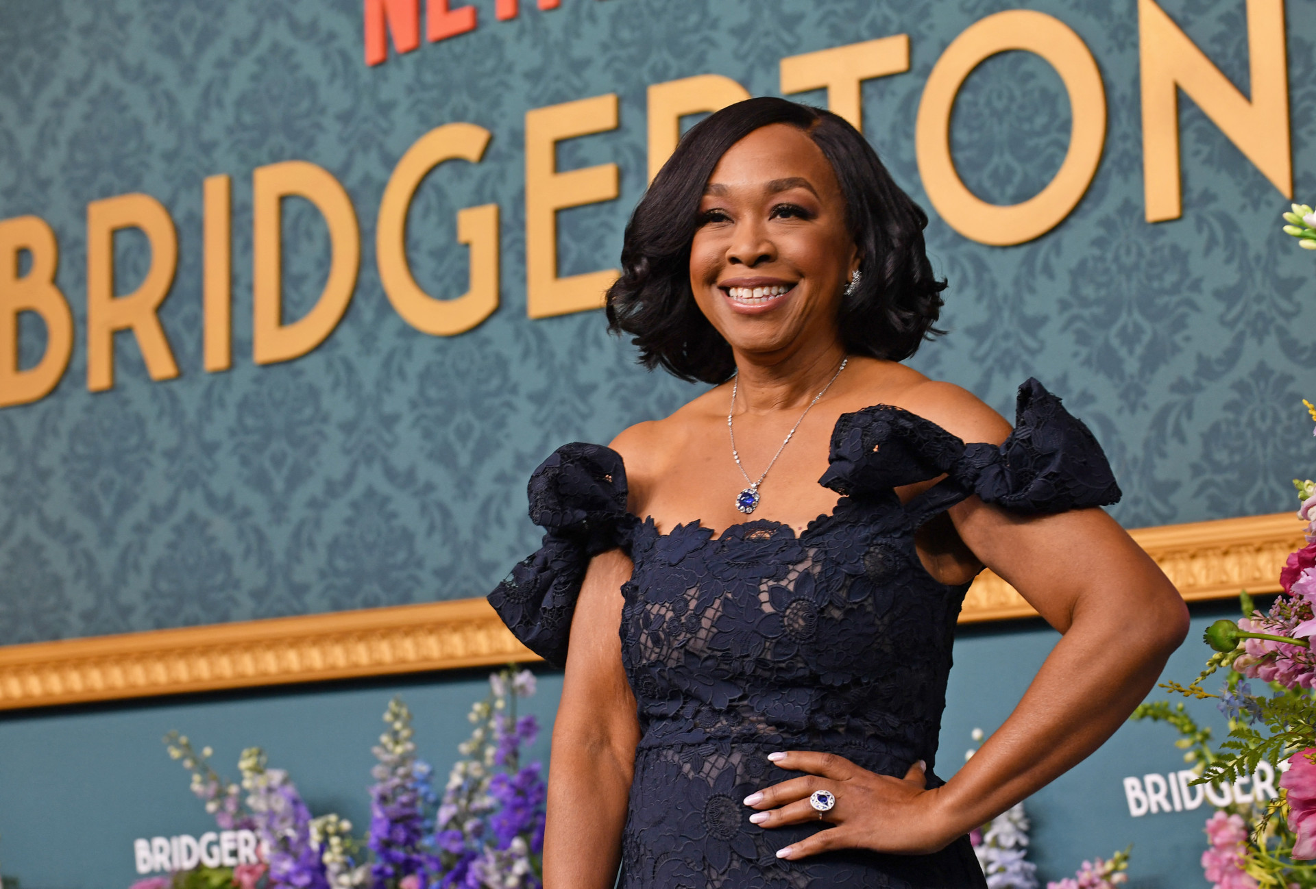 Shonda Rhimes no pré-lançamento de 'Bridgerton' - AFP