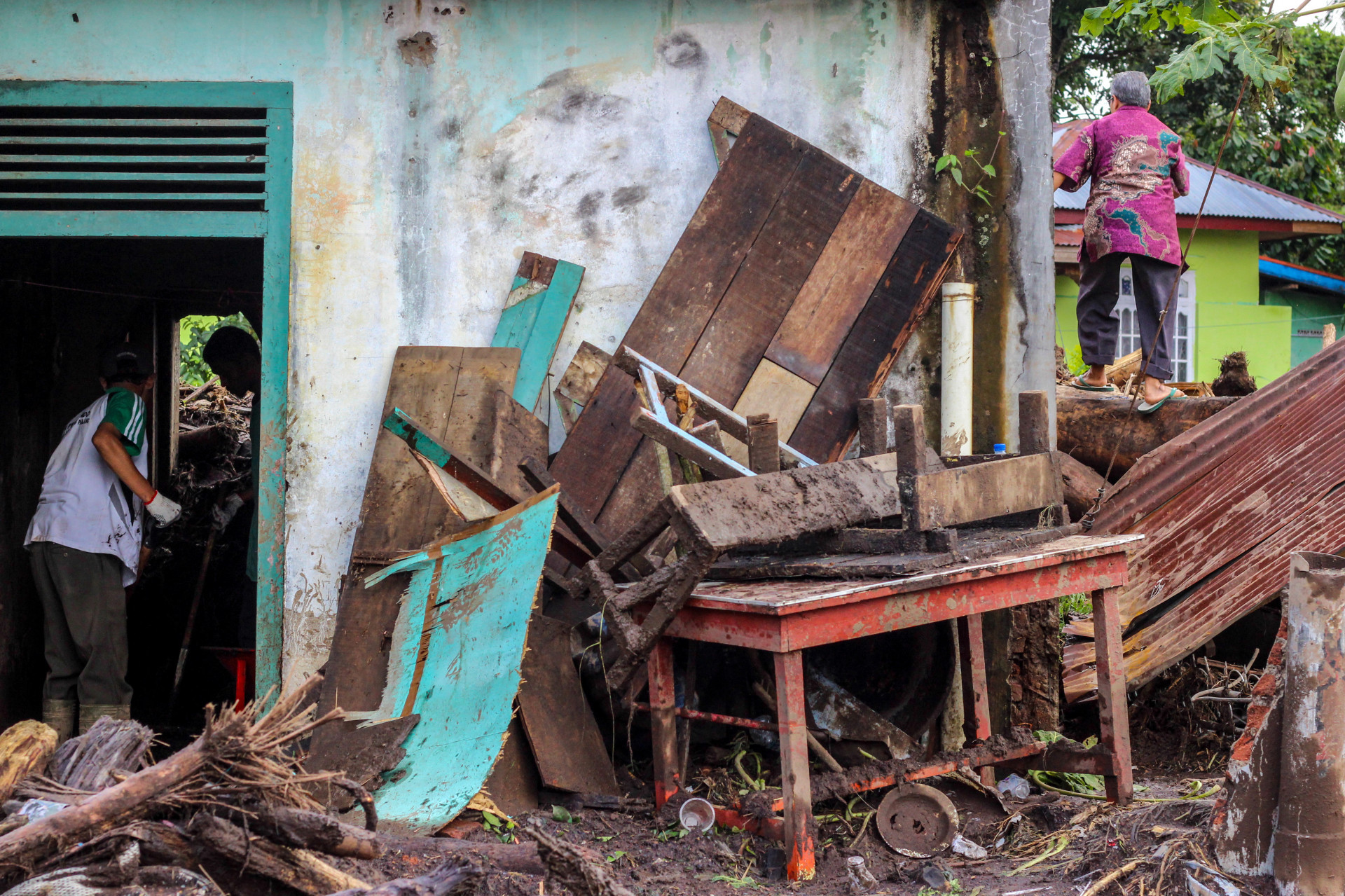 Diversas casas foram tomadas pela água e objetos destruídos após enchentes na Indonésia  - Ade Yuandha / AFP