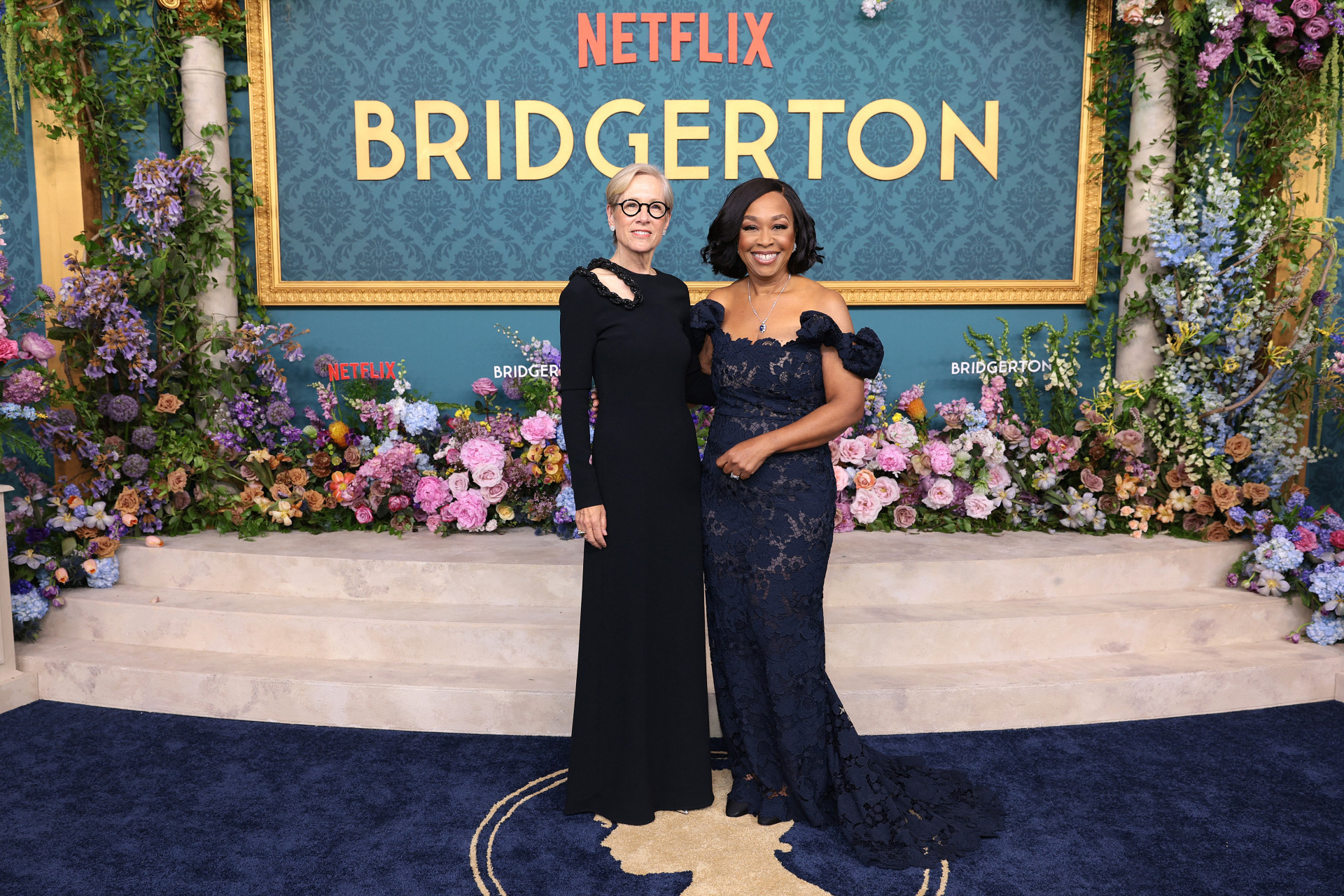 Shonda Rhimes e Betsy Beers no pr&eacute;-lan&ccedil;amento de 'Bridgerton' - AFP
