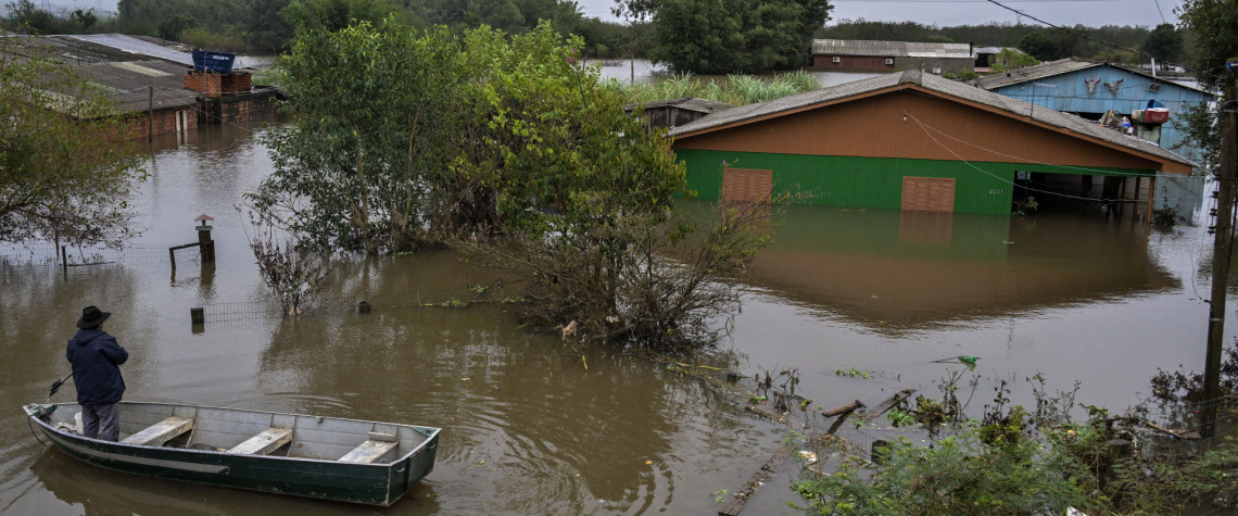 rua alagada no bairro Harmonia, na cidade de Canoas, no RS - AFP