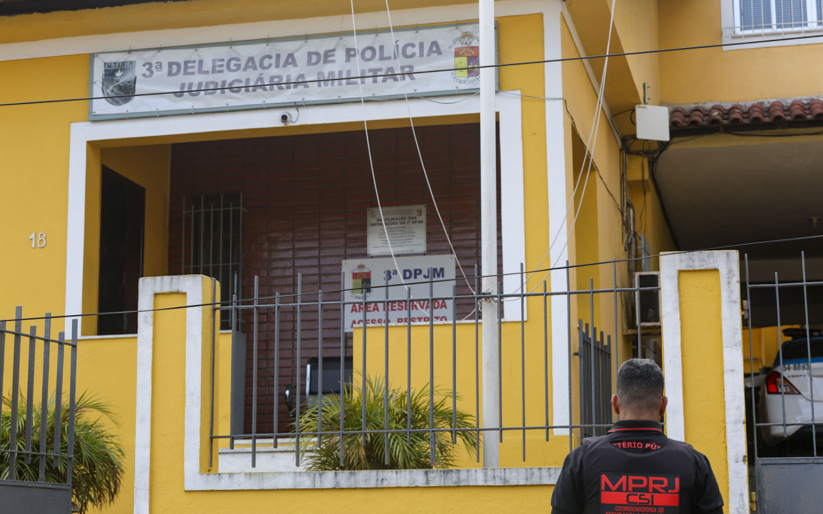 Movimentação na DPJM de Nova Iguaçu (Delegacia de Polícia Judiciária Militar). Operação do MP que cumpre 13 mandados de prisão contra PMs. Nesta terça-feira (14).