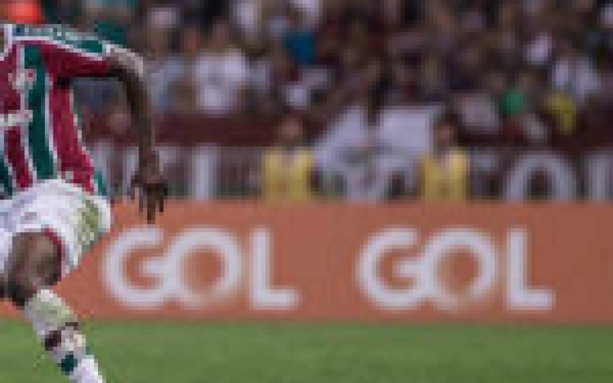 Manoel, do Fluminense, passa por exames após sair com dores contra o São Paulo