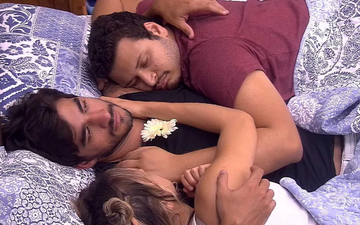 Gabi Martins, Victor Hugo e Gabriel Napolitano na cama do BBB 20 - Reprodu&ccedil;&atilde;o