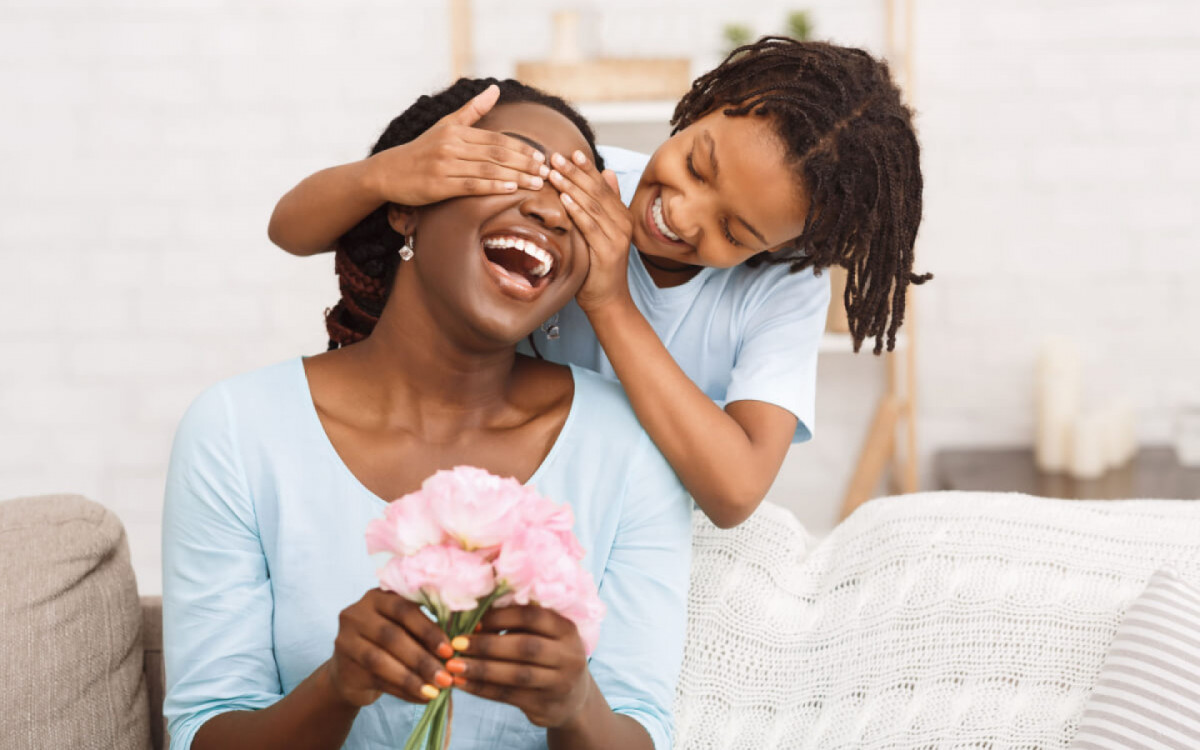 Características da mãe de cada signo ajudam a escolher o presente ideal para o Dia das Mães (Imagem: Prostock-studio | Shutterstock)