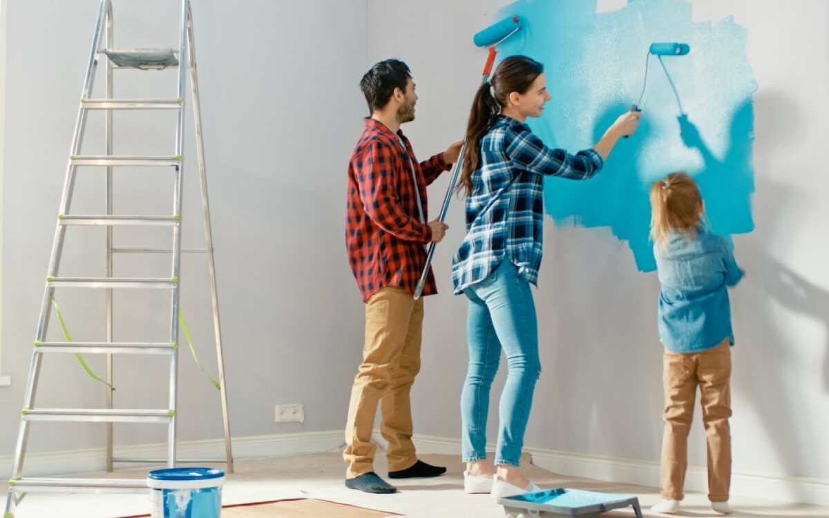 É possível pintar as paredes de casa de maneira simples (Imagem: Gorodenkoff | Shutterstock)