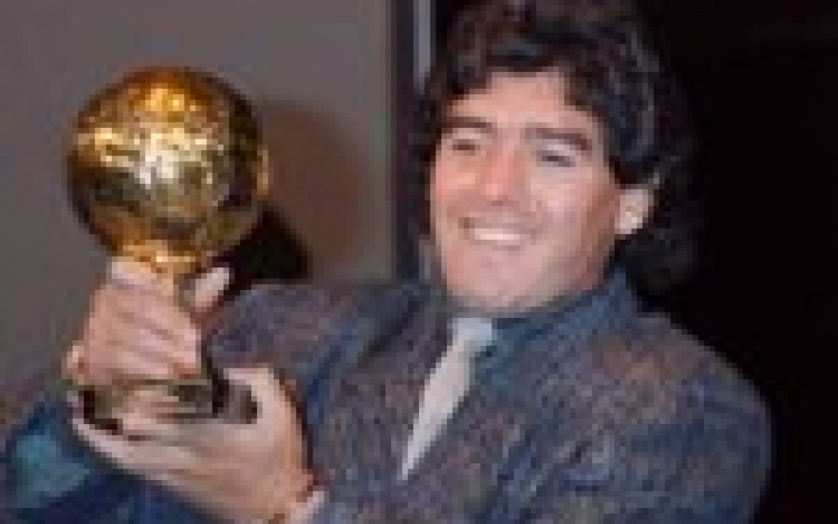 Diego Maradona poses with the Ballon d'Or at the Lido in Paris on November 13, 1986. He was awarded following the 1986 FIFA World Cup. The Golden Ball award is presented to the best player at each FIFA World Cup finals. (Photo by Pascal GEORGE / AFP) (Photo by PASCAL GEORGE/AFP via Getty Images)
