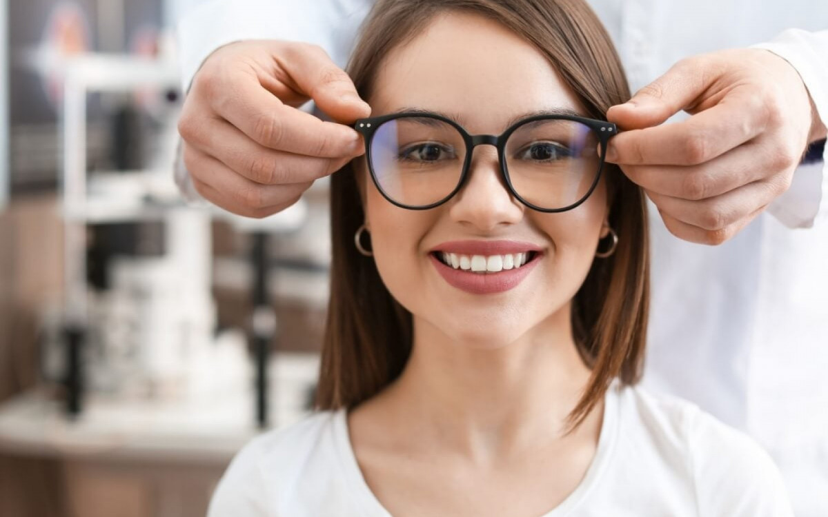 O uso de óculos deve ser indicado por um médico (Imagem: Pixel-Shot | Shutterstock)