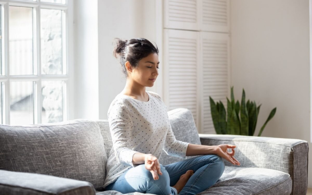 A meditação é benéfica para a saúde física e mental (Imagem: fizkes | Shutterstock)