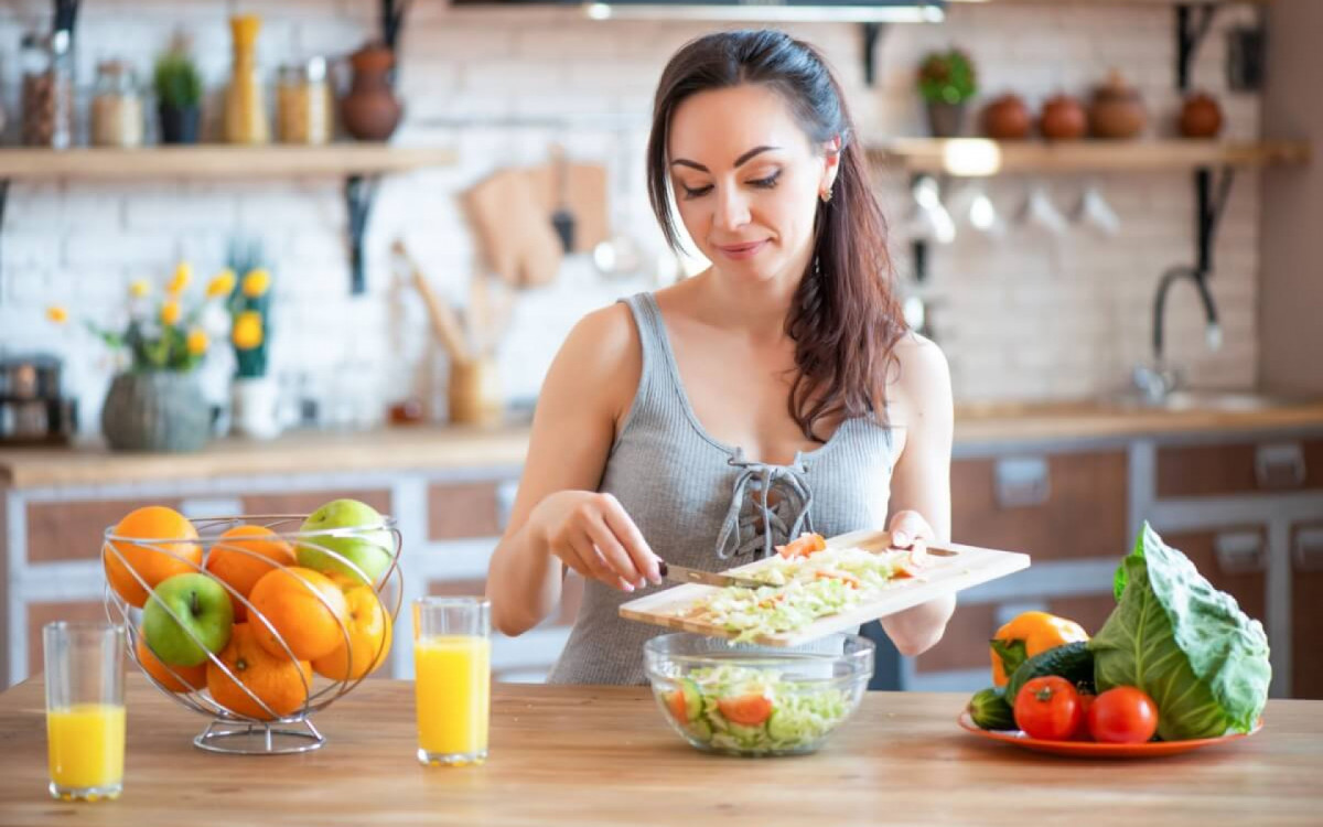 Manter uma alimentação equilibrada ajuda manter a saúde do corpo em dia (Imagem: Yarkovoy | Shutterstock)
