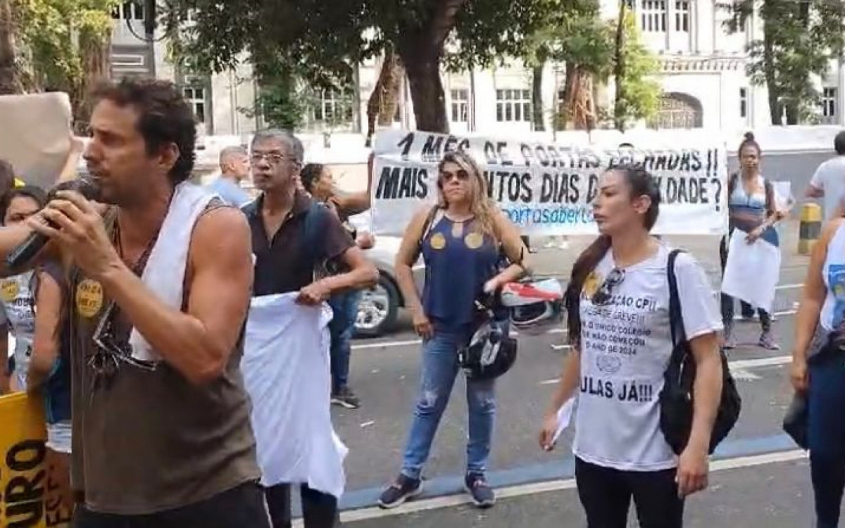 Pais e alunos se reuniram em frente ao Campus Tijuca II do Colégio Pedro II