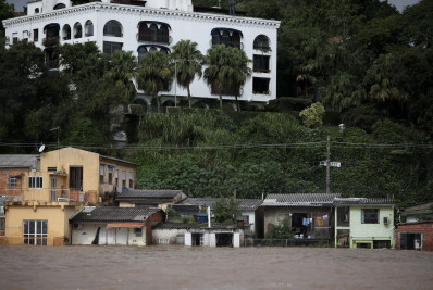 Após novas chuvas, Guaíba volta a subir e força evacuação