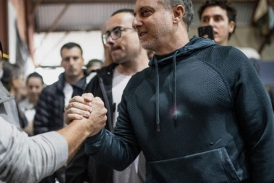 Após doação milionária, Luciano Huck visita abrigo no RS