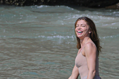 Grazi Massafera grava na praia de Grumari e entra no mar de roupa e tudo 
