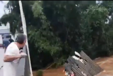 Casa é arrastada por correnteza durante chuva em Santa Catarina