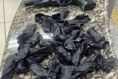 PM apreende drogas e simulacro de arma no Morro da Coca-Cola, em Arraial do Cabo