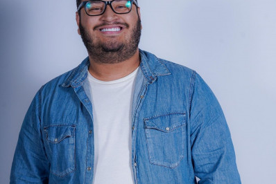 Ex-BBB Victor Hugo entra em relacionamento aberto e brinca com 'trisal' vivido no programa