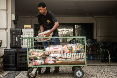 Fluminense arrecada cerca de 12 toneladas de mantimentos para doar ao RS