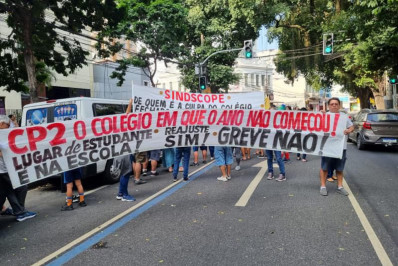 Pais e alunos do Colégio Pedro II protestam contra a paralisação das aulas em função da greve