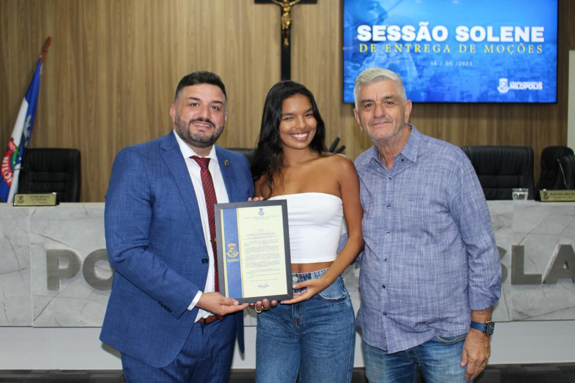 Mel Muzzillo recebeu uma moção de congratulação do vereador Leandro Hungria (terno) - Divulgação / CMN