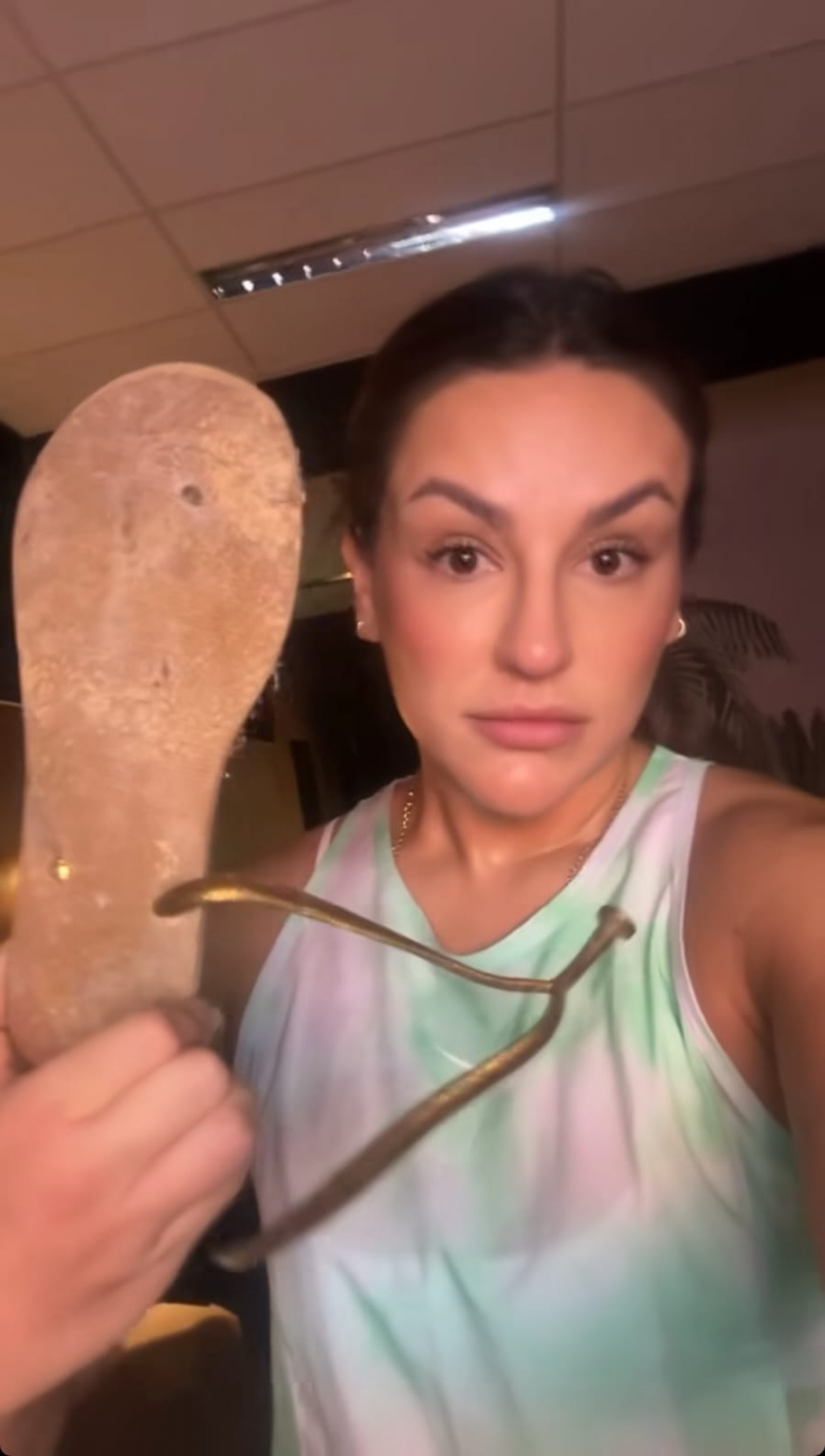 Kéfera mostrando chinelo arrebentado que estava na sacola de doações para vítimas das enchentes do Rio Grande do Sul - Reprodução de vídeo