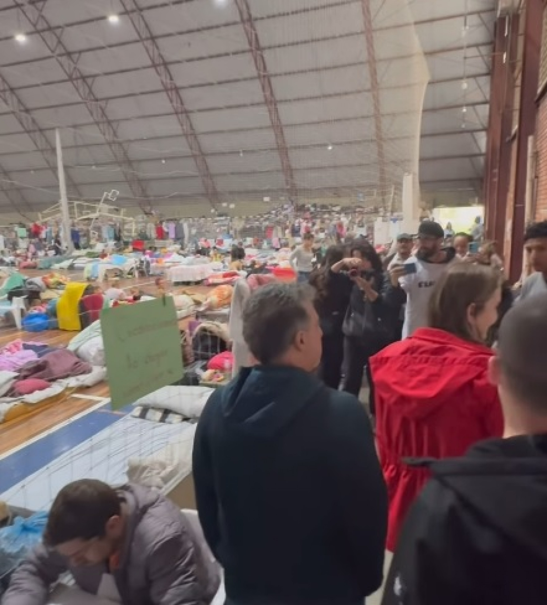 Luciano Huck visitando abrigo no RS - Reprodução / Instagram