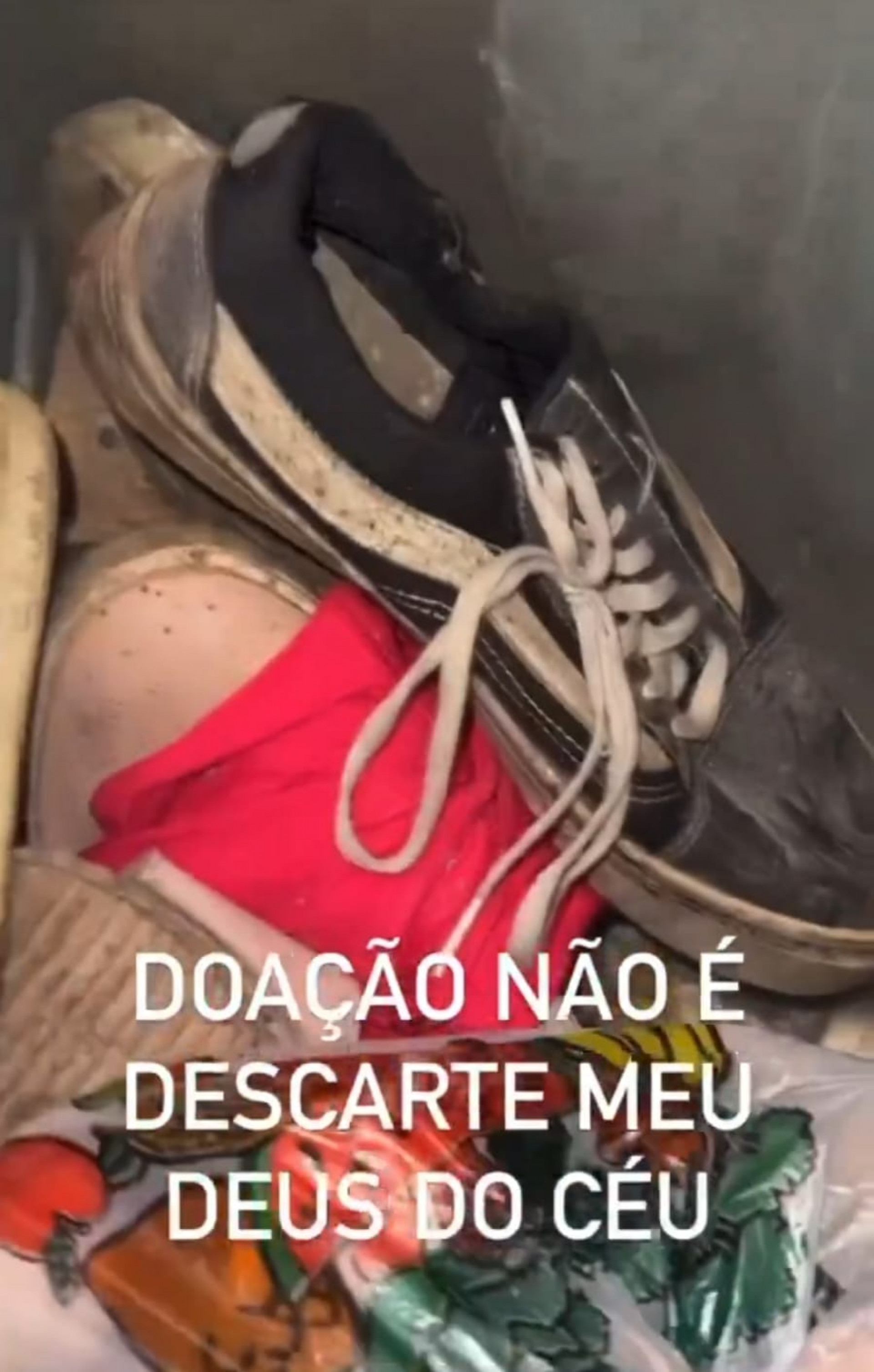 Doação de calçados sujos, mofados e arrebentados - Reprodução de vídeo