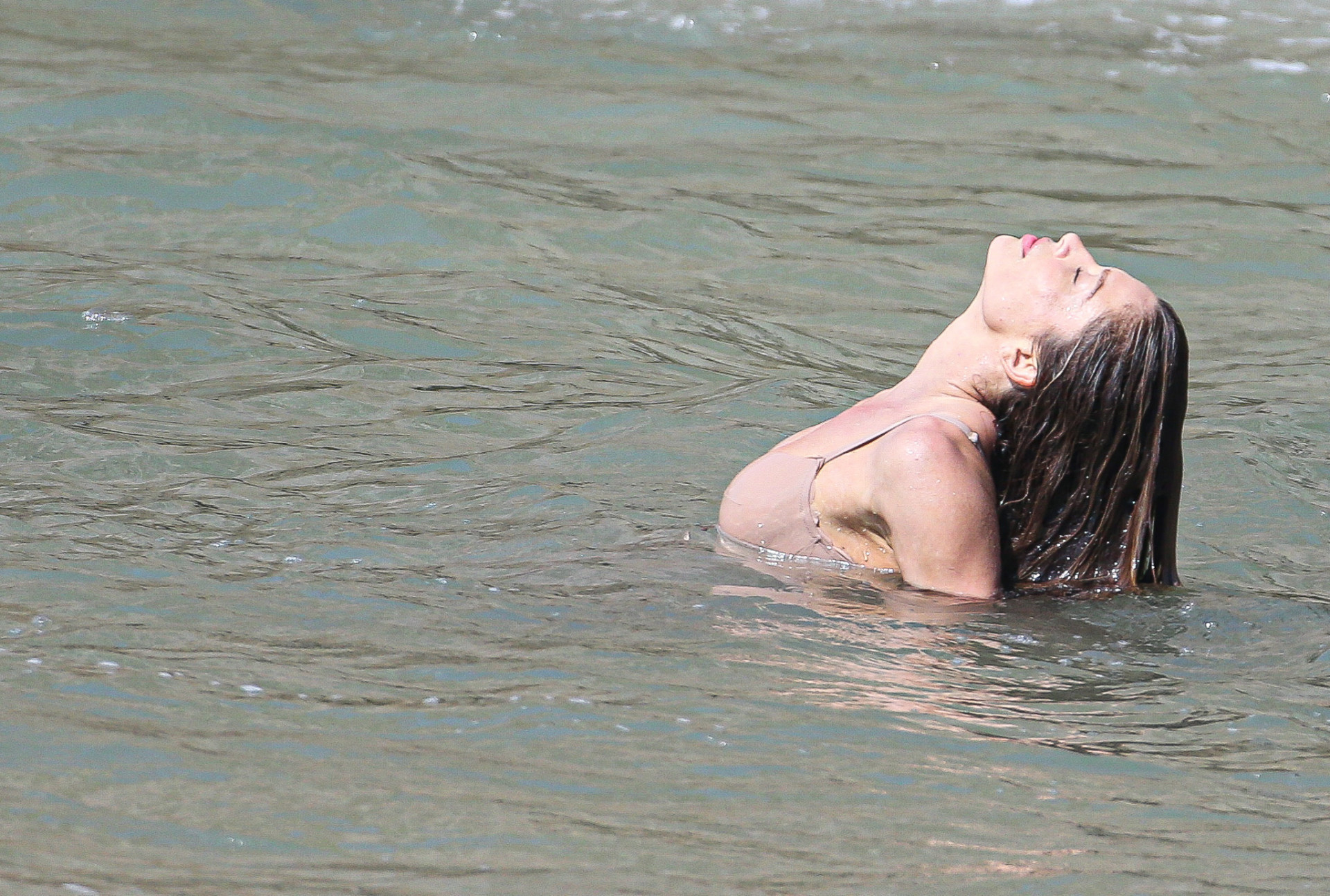 Grazi Massafera grava na praia de Grumari e entra de roupa e tudo no mar 
 - Delson Silva / AgNews