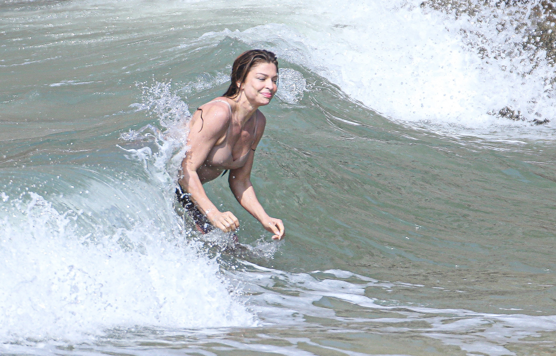Grazi Massafera grava na praia de Grumari e entra de roupa e tudo no mar 
 - Delson Silva / AgNews