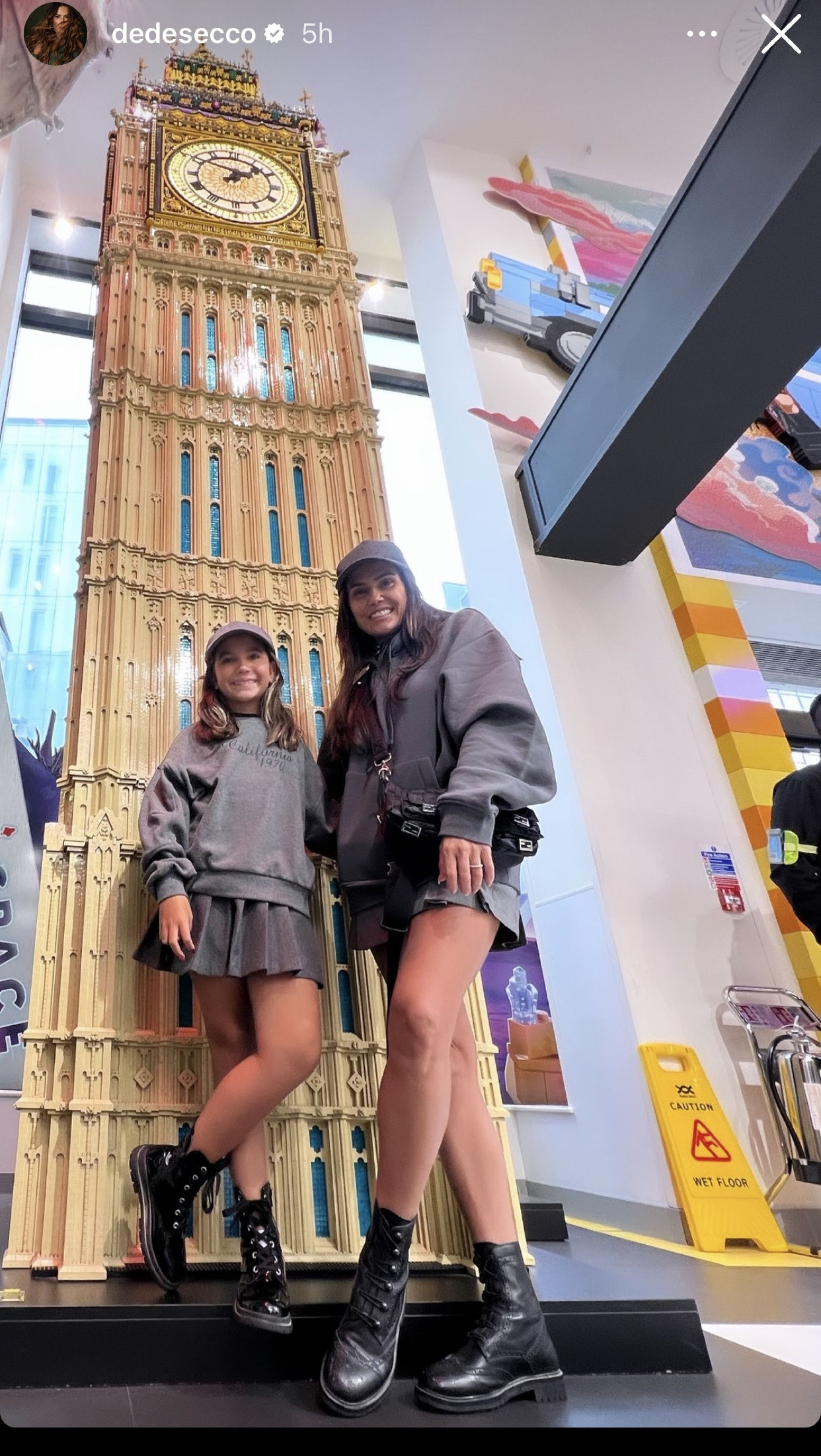Deborah Secco combina look com a filha em Londres - Reprodução