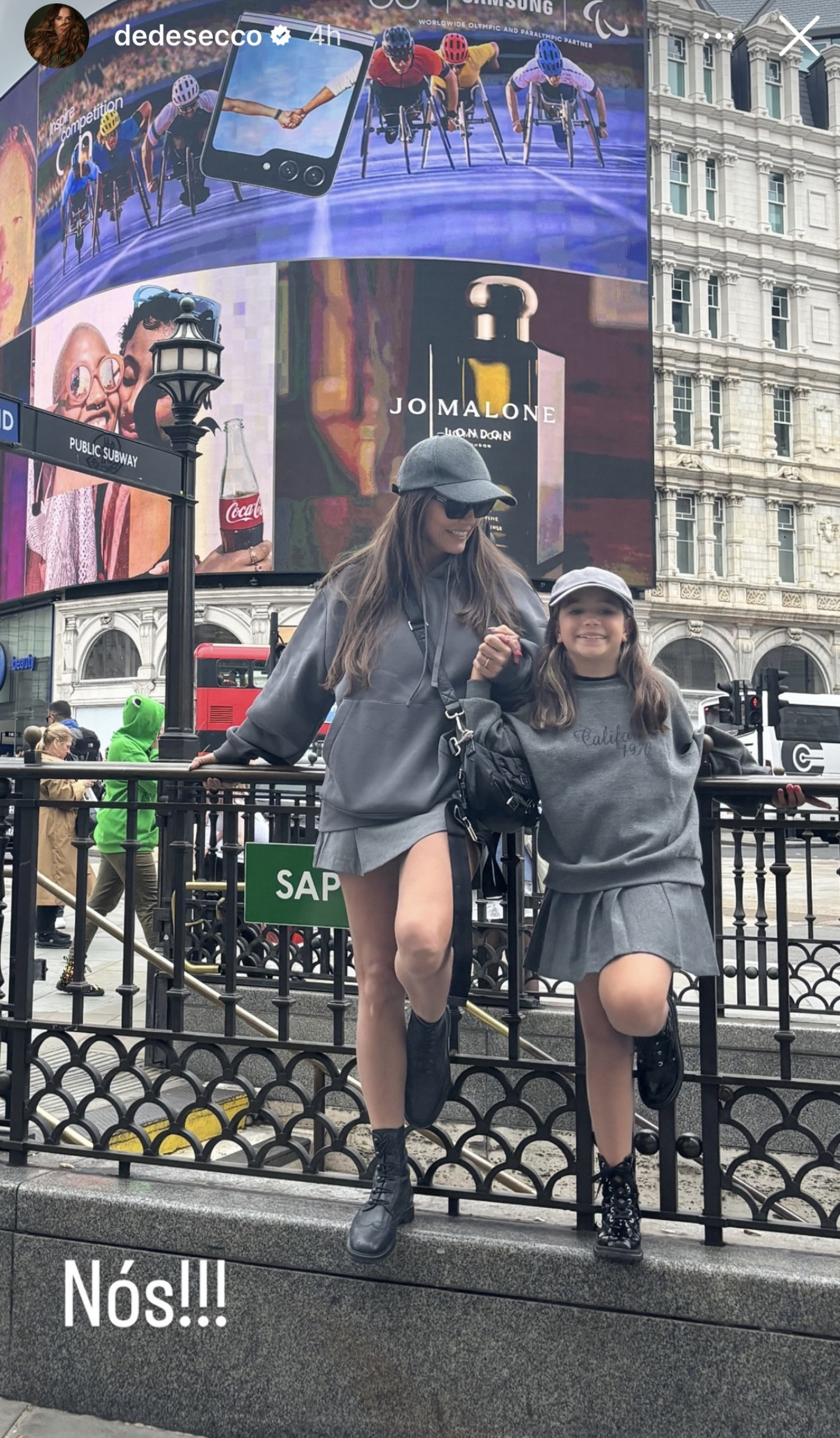 Deborah Secco combina look com a filha em Londres - Reprodução