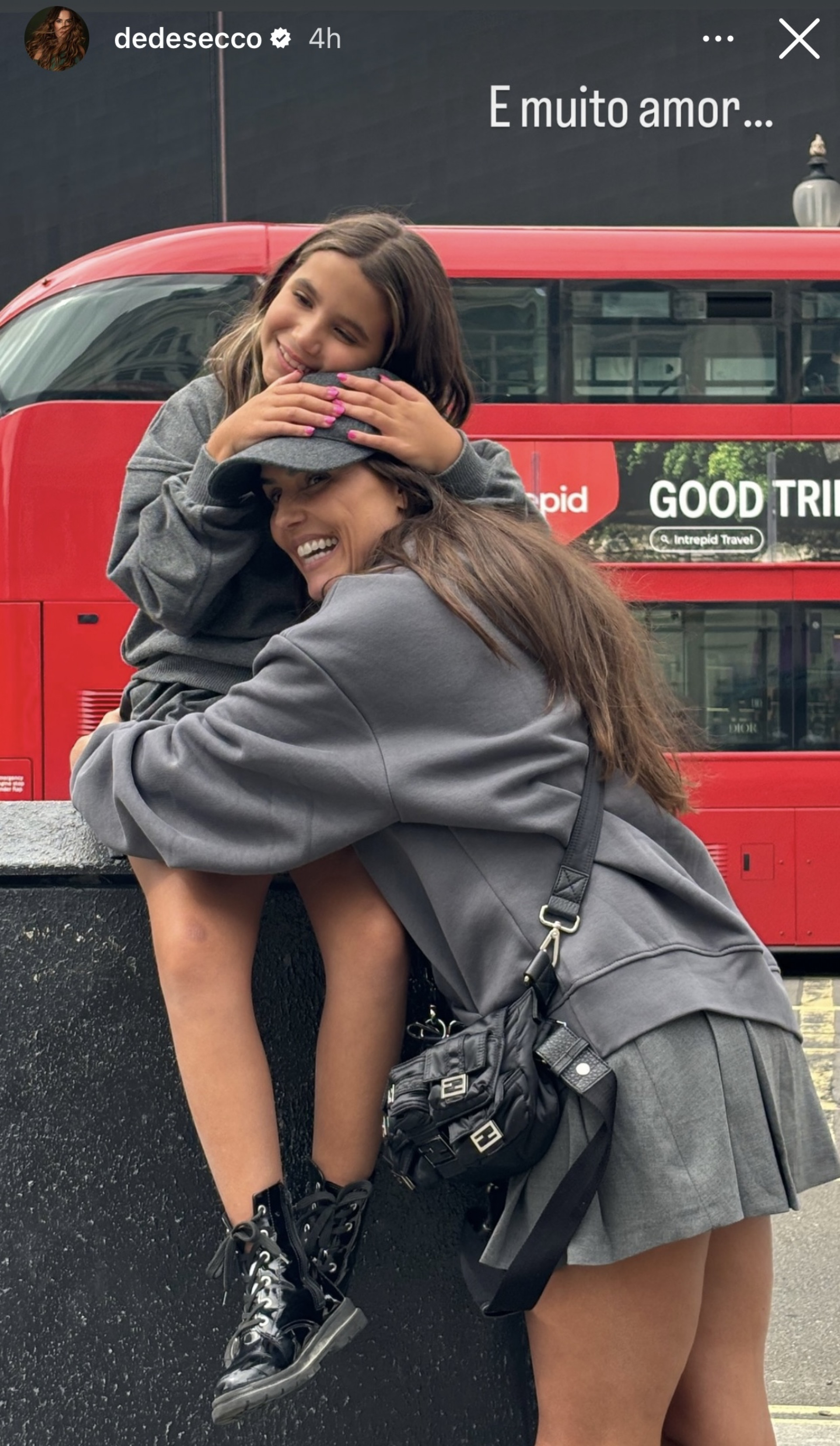 Deborah Secco combina look com a filha em Londres - Reprodução