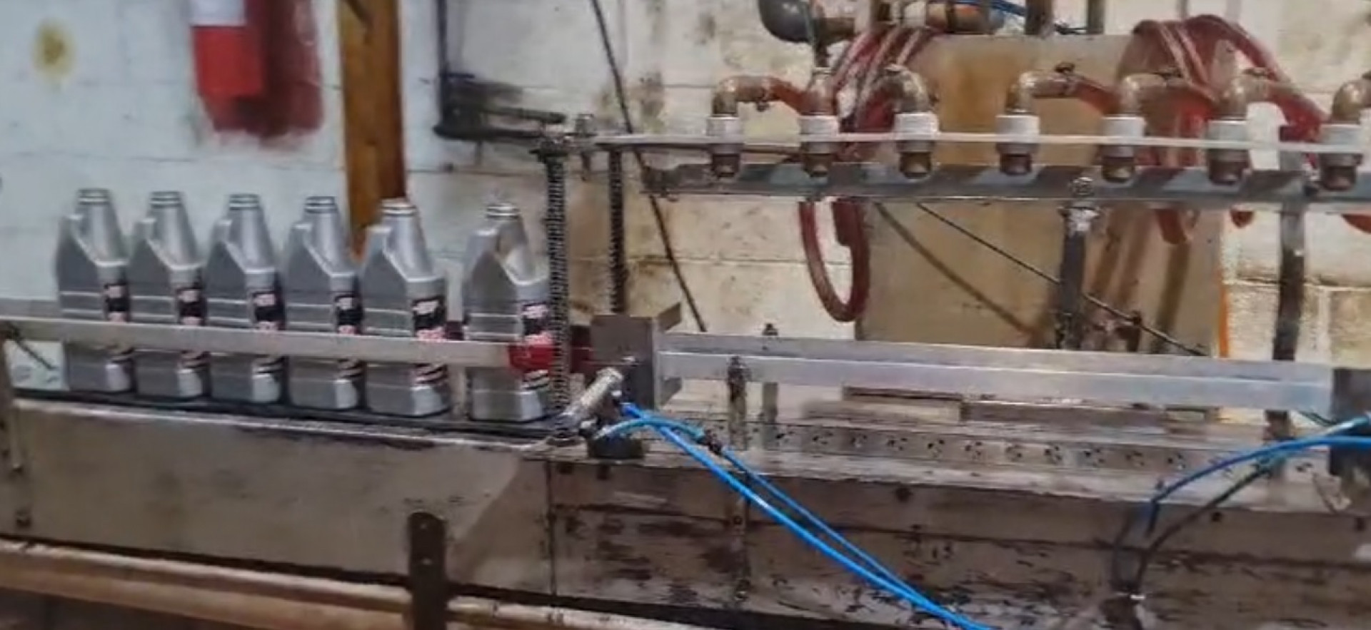 Polícia Civil interdita fábrica clandestina e prende sete pessoas em Duque de Caxias
 - Divulgação/Polícia Civil