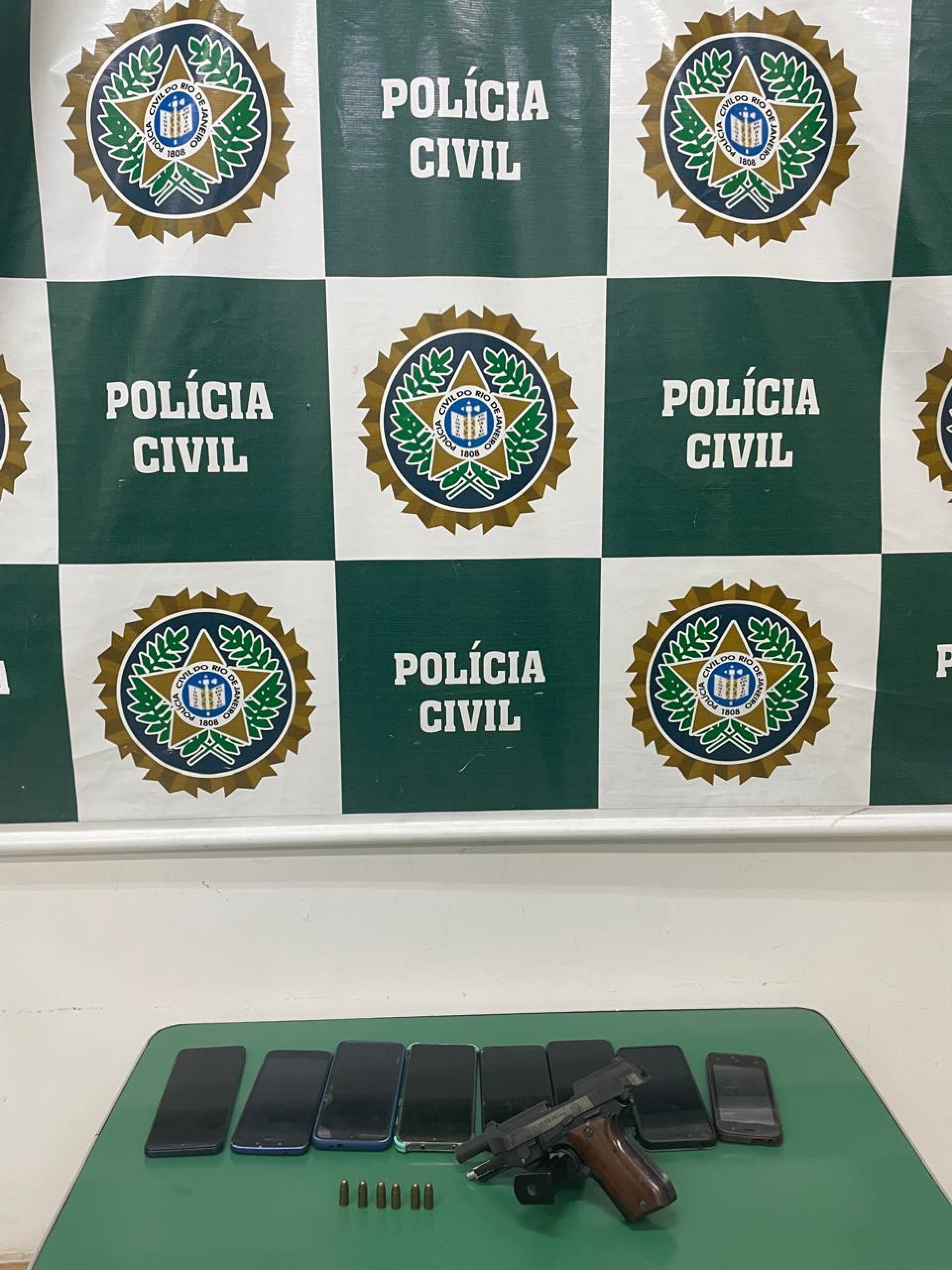 Polícia Civil interdita fábrica clandestina e prende sete pessoas em Duque de Caxias
 - Divulgação/Polícia Civil
