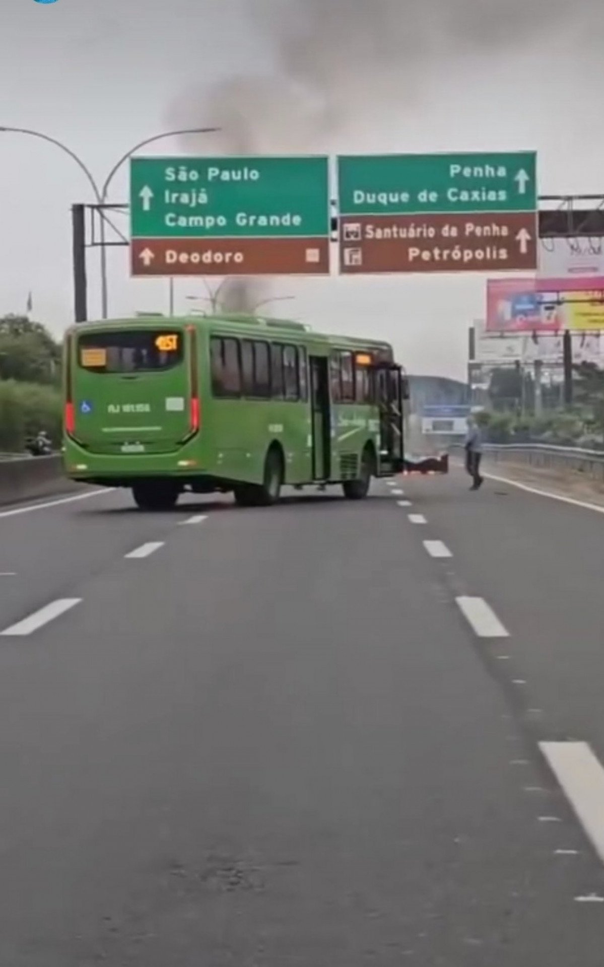 Um ônibus foi atravessado para bloquear a Linha Vermelha na tarde desta quarta-feira (15) - Reprodução