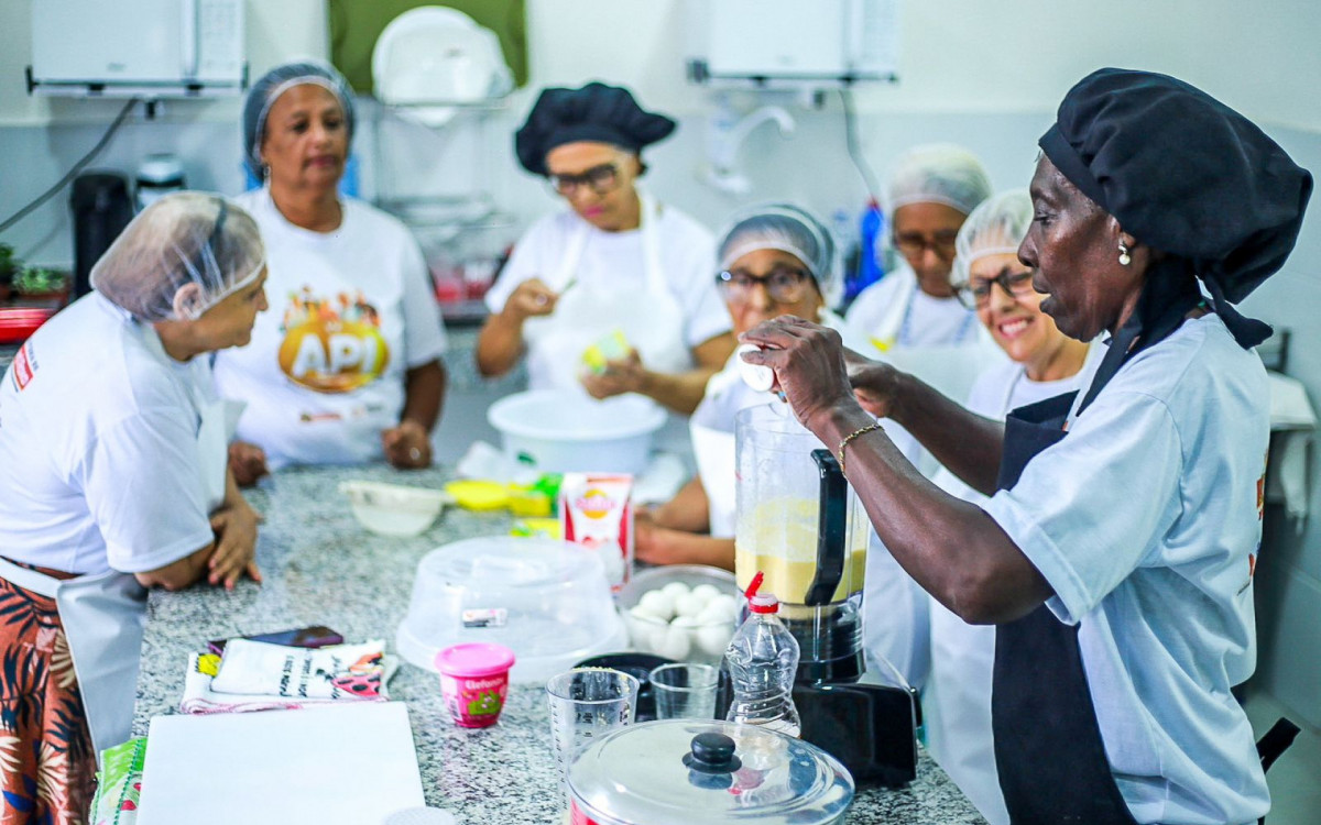 Na unidade da API, uma das principais oficinas é a de culinária, que conta com a participação de um bom número de mulheres