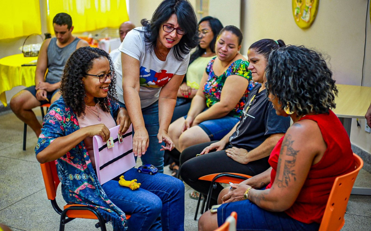 A professora de Atendimento Educacional Especializado, Patrícia Carvalho (sentada, à esquerda), contou que participa das reuniões desde o início do ano