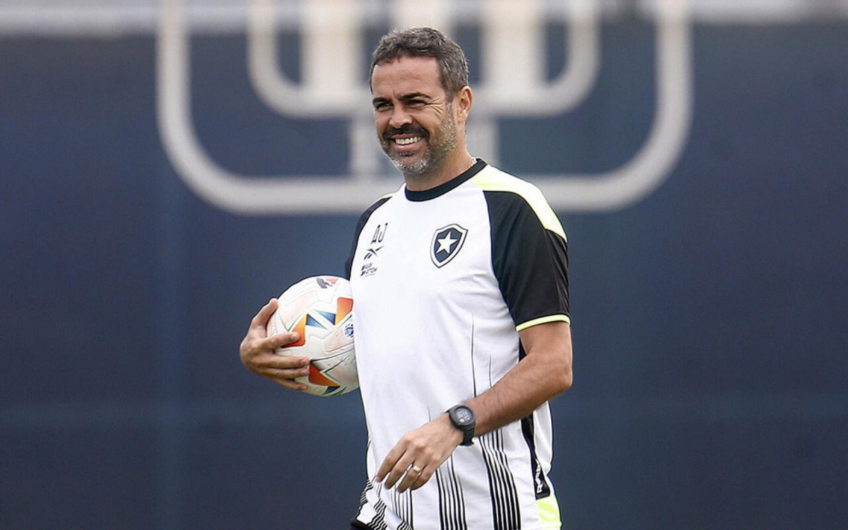 Artur Jorge vai presentear família com camisas do Botafogo