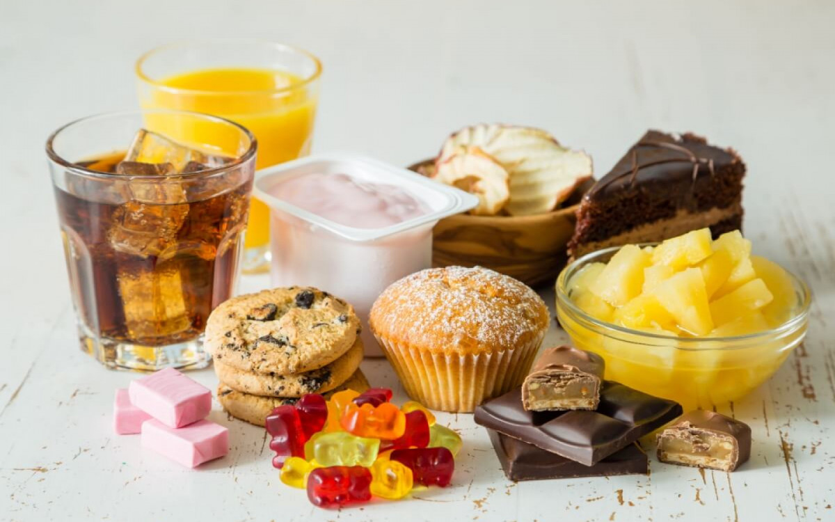 O consumo excessivo de açúcar resulta em inflamação e resistência à insulina, prejudicando a recuperação muscular e a síntese de proteínas (Imagem: Oleksandra Naumenko | Shutterstock)