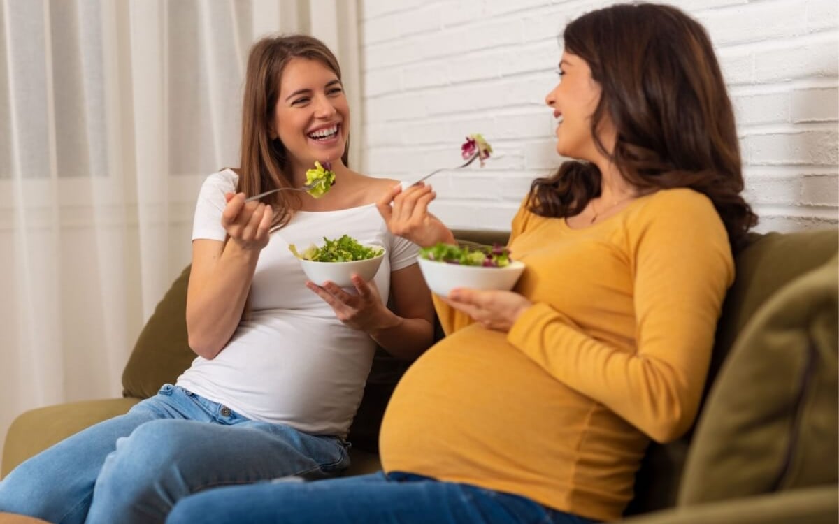 Alimentação saudável é fundamental durante a gestação (Imagem: DexonDee | Shutterstock) 