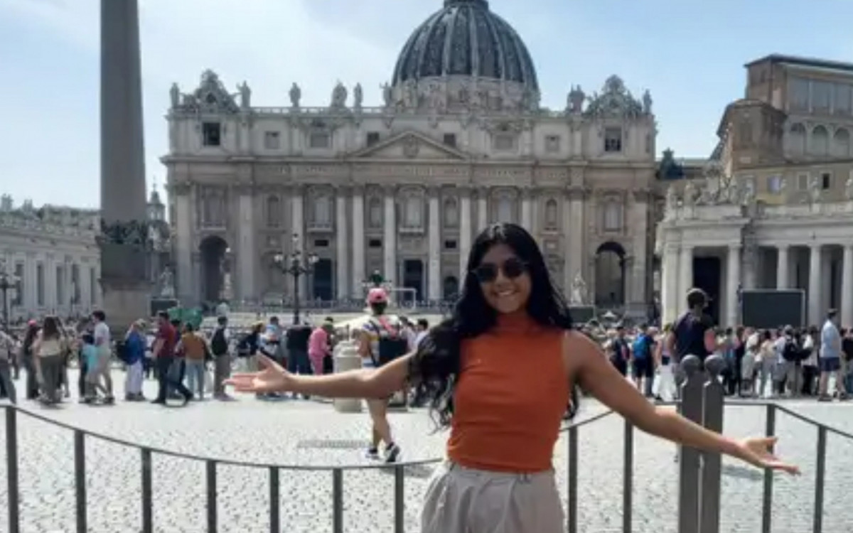 Maria Elena de frente ao vaticano durante visita de comitiva ao Papa