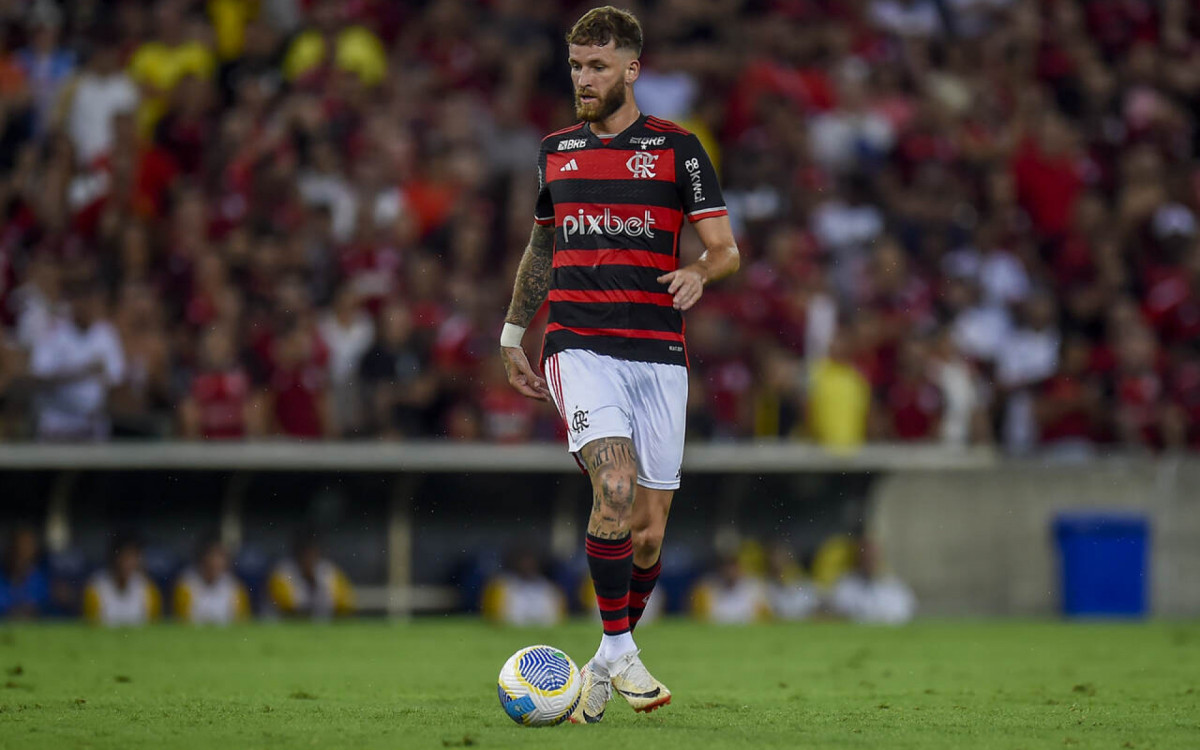 Léo Pereira sente lesão e é substituído no primeiro tempo