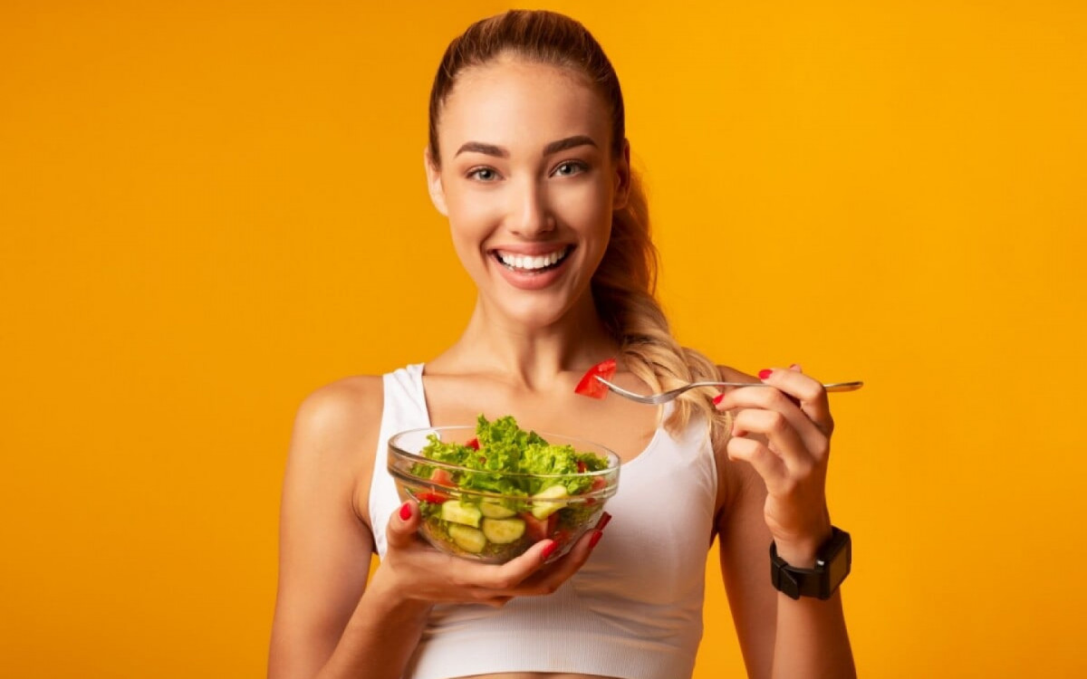 A ordem de ingestão dos alimentos pode impactar a forma como o corpo absorve os nutrientes (Imagem: Prostock-studio | Shutterstock) 
