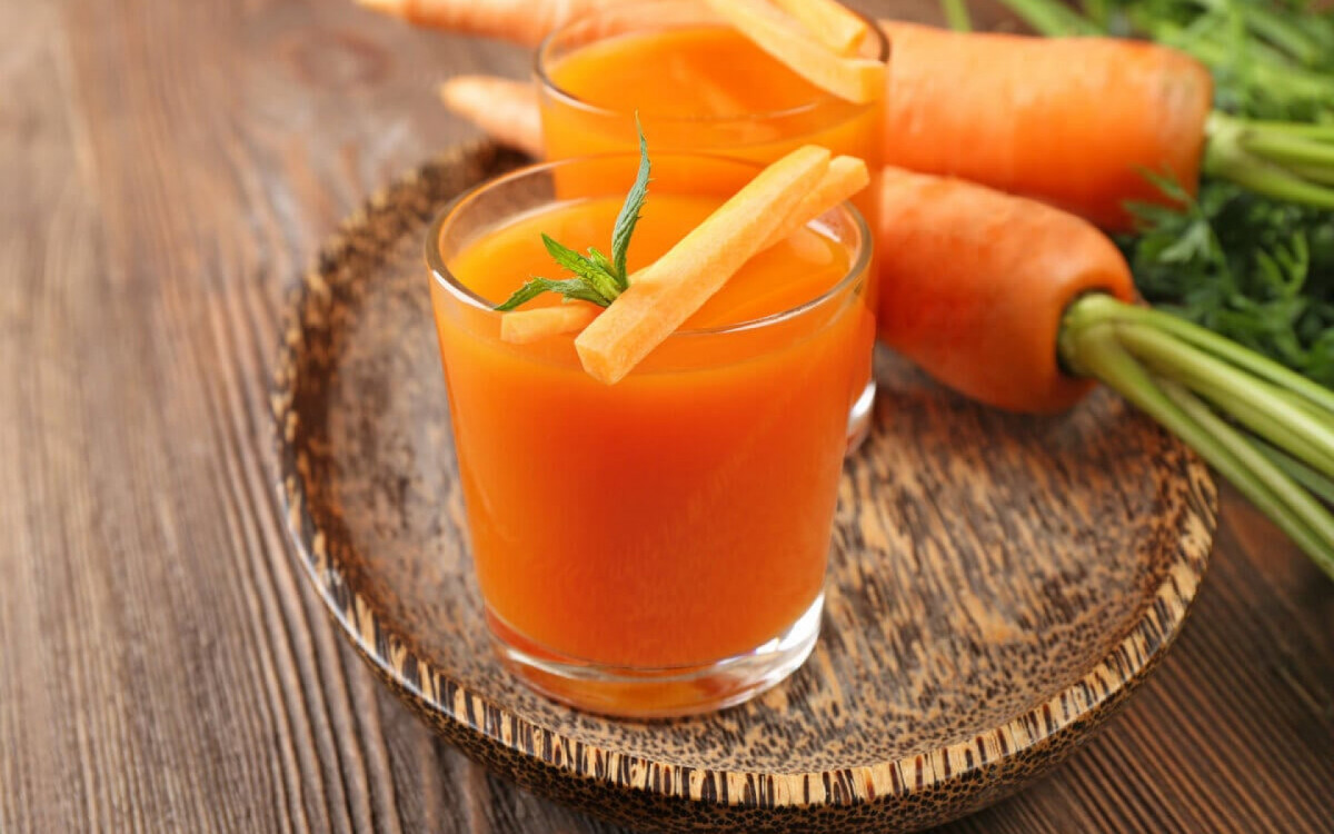 Suco de cenoura, laranja e mel (Imagem: Africa Studio |  Shutterstock)

