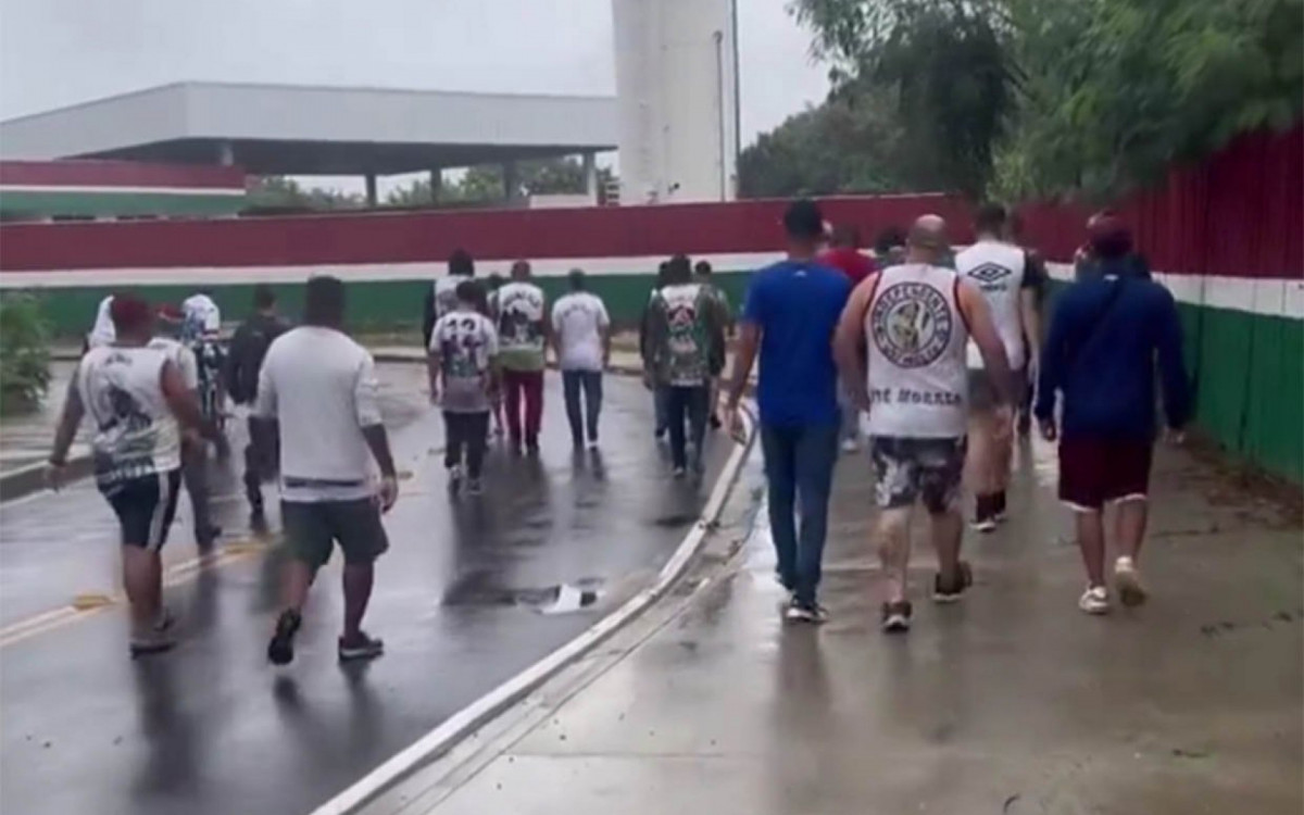 Grupo de torcedores protesta no Centro de Treinamento do Fluminense