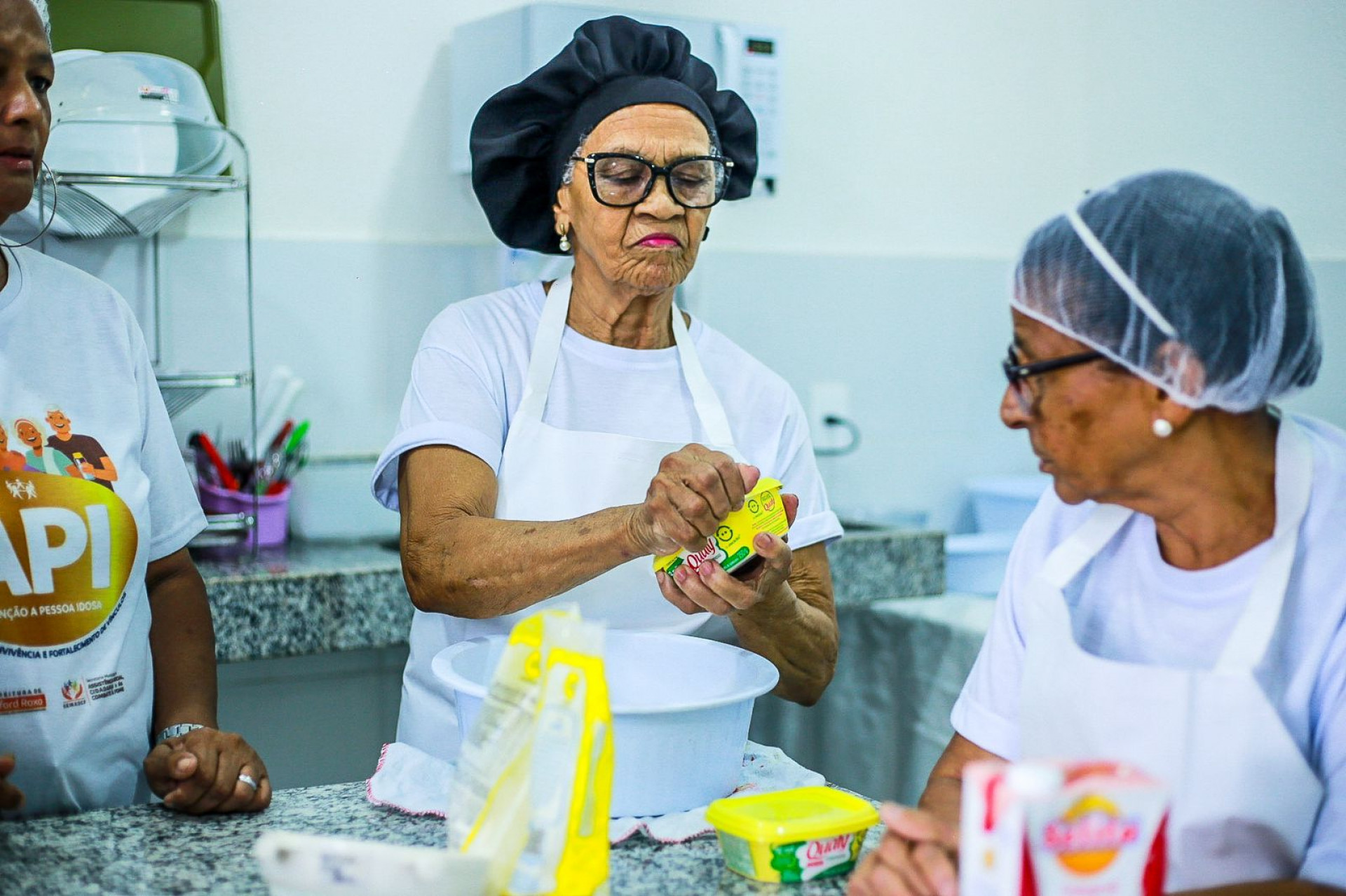 Neuza Pinheiro, 78 anos, est&aacute; na API h&aacute; 11 e se empenha nas aulas de culin&aacute;ria e nas outras oficinas - Rafael Barreto/PMBR