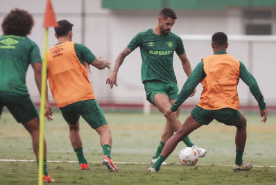 Recuperado, Renato Augusto volta a participar de treino do Fluminense