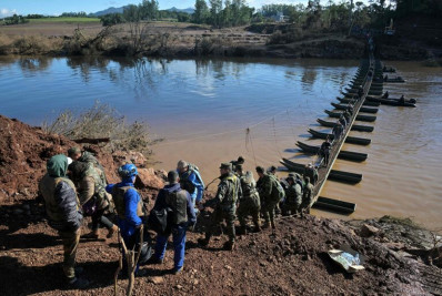 Passarelas flutuantes ligam localidades isoladas por enchentes no RS
